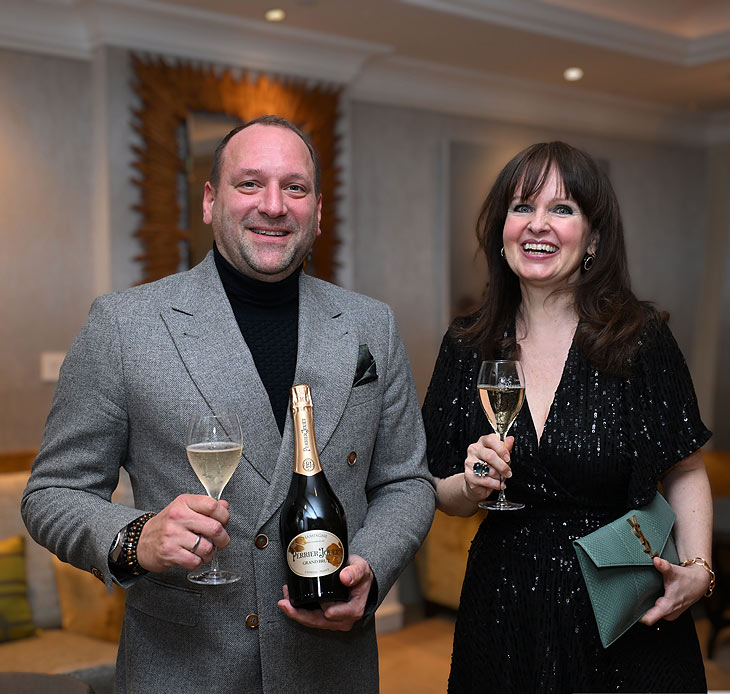 Silke Scheele und Alexandra Raven Birger Christensen (beide Ole Lynggaard) / Kunstkonnex Artconsulting Neujahrscocktail / Neujahrsempfang mit Ausstellung &bdquo;Gold! Malerei von Felix Rehfeld" im Hotel Mandarin Oriental / M&uuml;nchen / 28. Januar 2026 / Foto: Frank Rollitz / ABR-Pictures